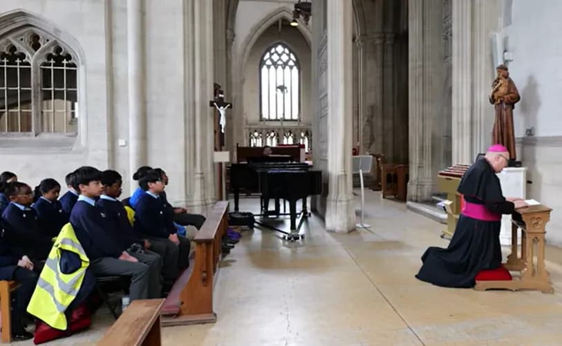 UK Catholic archbishop leads over 100 schoolchildren in Eucharistic adoration
