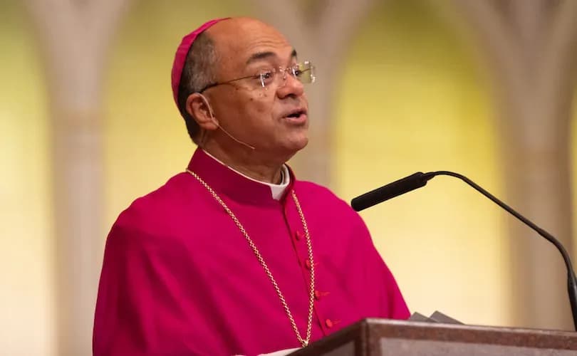 Kentucky archbishop issues new guidelines discouraging faithful from kneeling for Holy Communion