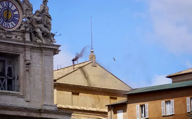 Black smoke after Thursday morning votes: no new pope yet