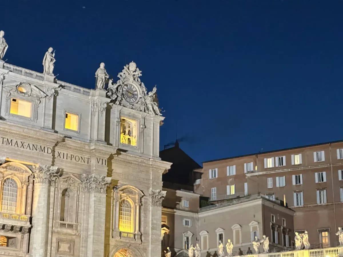 No new pope after first conclave vote: black smoke at the Vatican