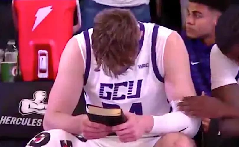 WATCH: Catholic college basketball player makes Sign of the Cross, kisses Bible before game