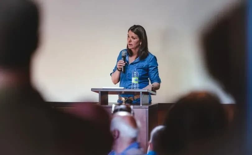 Danielle Smith introduces bill laying groundwork for possible Alberta independence referendum